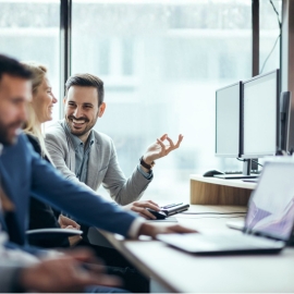 Menschen im Büro vor dem PC